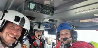 Teamwork zahlt sich aus: HEMS TC Henning Behrens, Hubschraubernotarzt Dr. med. Jörg Hanusch und RSH Wasser der Bergwacht, Daniel Behringer in der Kabine von Christoph 54.