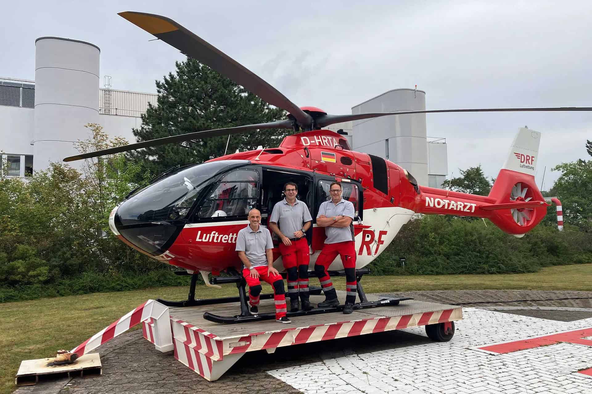 The Göttingen crew in front of the new H135: Pilot and station manager Dennis Lauterberg, emergency physician Dr. Tim Hösch, and HEMS TC Michael John. (from left) 