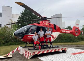 Die Göttinger Crew vor der neuen H135: Pilot und Stationsleiter Dennis Lauterberg, Notarzt Dr. Tim Hösch und HEMS TC Michael John. (v.l.)