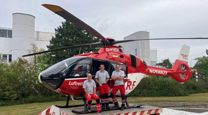 Neuer Christoph 44 Hubschrauber H135 in Göttingen im Einsatz Die Göttinger Crew vor der neuen H135: Pilot und Stationsleiter Dennis Lauterberg, Notarzt Dr. Tim Hösch und HEMS TC Michael John. (v.l.)