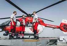Federal Health Minister Lauterbach accompanies DRF Air Rescue in Christoph Berlin Health Minister Prof. Karl Lauterbach in conversation with Christoph Berlin’s crew from DRF Air Rescue.