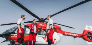 Gesundheitsminister Prof. Karl Lauterbach im Gespräch mit der Crew von Christoph Berlin der DRF Luftrettung.