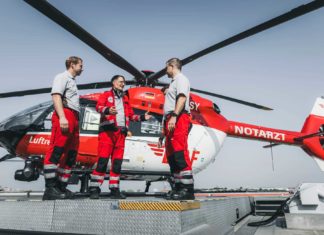 Gesundheitsminister Prof. Karl Lauterbach im Gespräch mit der Crew von Christoph Berlin der DRF Luftrettung.