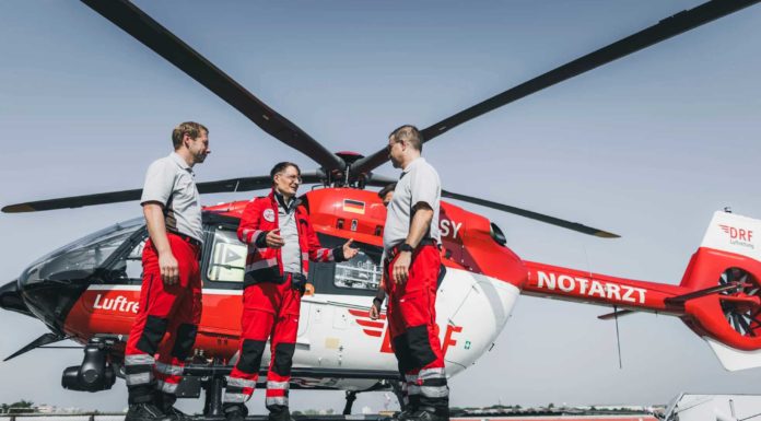 Bundesgesundheitsminister Lauterbach begleitet DRF Luftrettung im Christoph Berlin Gesundheitsminister Prof. Karl Lauterbach im Gespräch mit der Crew von Christoph Berlin der DRF Luftrettung.