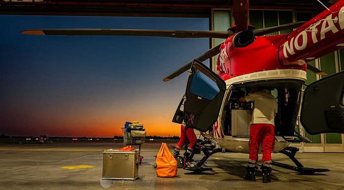 Modernisierung der DRF Luftrettungsflotte: Neuer H145 mit Fünfblattrotor für Bremen Einrüsten der neuen Maschine: Christoph Weser an der Station Bremen