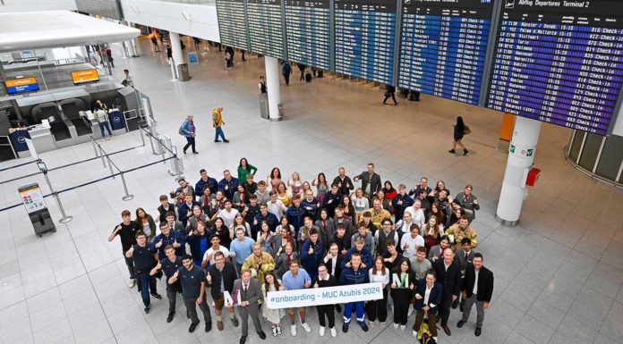 Erfolgreicher Start in die Ausbildung am Flughafen München Gruppenfoto der neuen Auszubildenden und dual Studierenden 2024 im Flughafen München Konzern