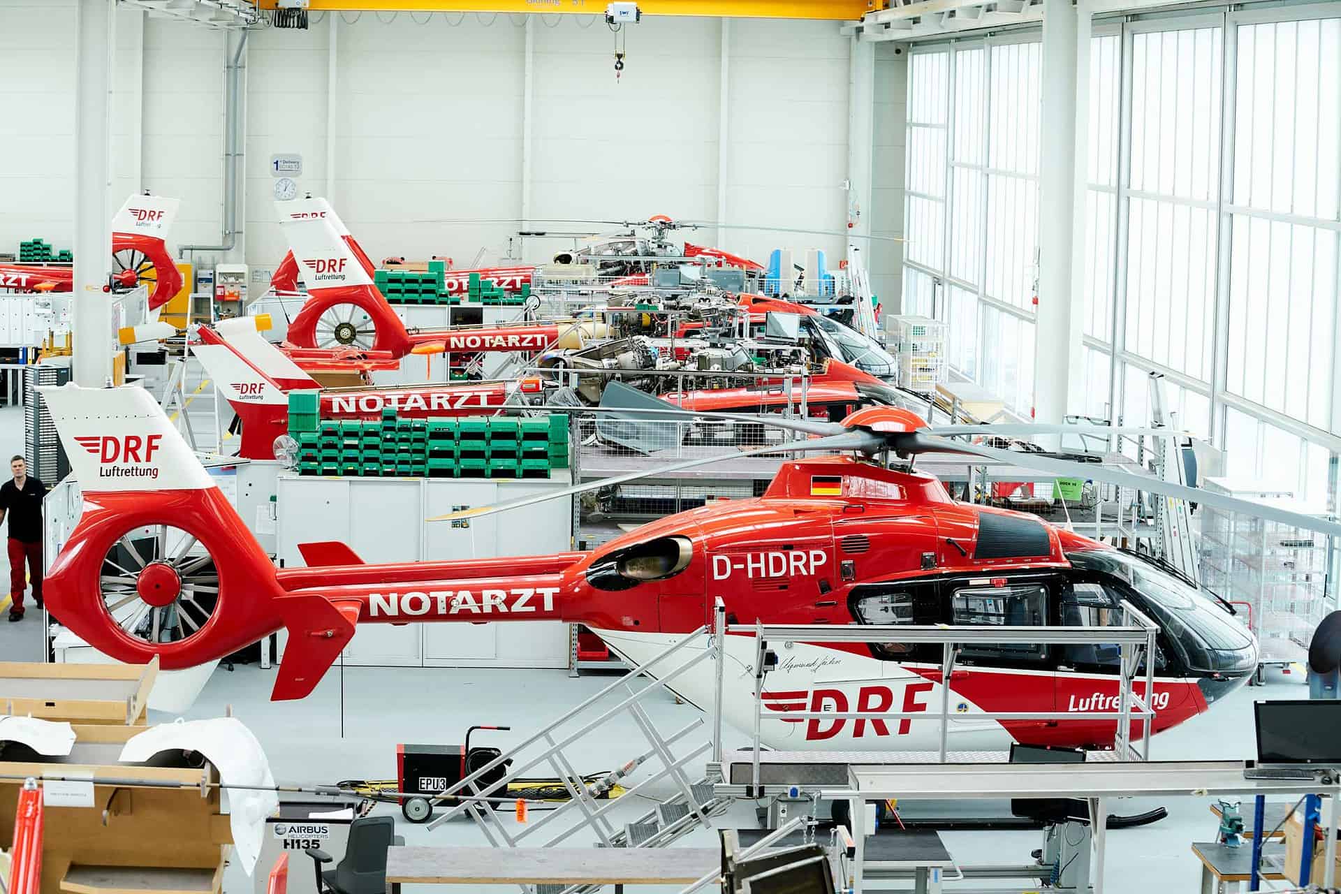 In the 15 maintenance docks at the Operation Center and the adjacent workshops, technicians carry out inspection and maintenance work on the helicopters.