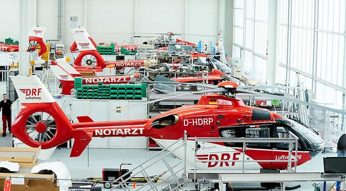 DRF Luftrettung auf der European Rotors In den 15 Wartungsdocks am Operation Center und den angrenzenden Werkstätten führen Techniker die Kontroll- und Wartungsarbeiten der Hubschrauber durch.