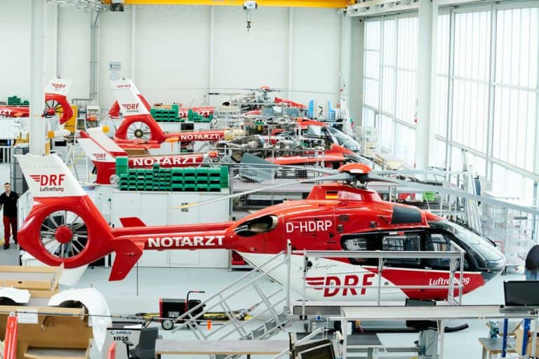 In den 15 Wartungsdocks am Operation Center und den angrenzenden Werkstätten führen Techniker die Kontroll- und Wartungsarbeiten der Hubschrauber durch.