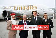 Emirates feiert 25 Jahre Flüge ab München Emirates feiert 25 Jahre am Flughafen München: Joachim Sobottka-Rogalla, Emirates Airport Services Manager Munich (links), und Oliver Dersch, Senior Vice President Aviation, Flughafen München - flankiert von Mitgliedern der Emirates Kabinencrew.