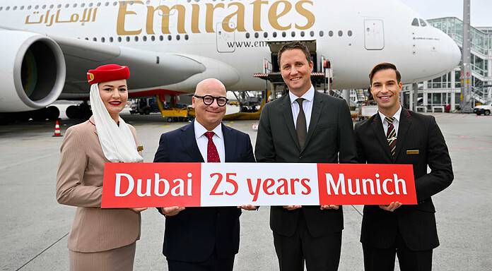 Emirates feiert 25 Jahre Flüge ab München Emirates feiert 25 Jahre am Flughafen München: Joachim Sobottka-Rogalla, Emirates Airport Services Manager Munich (links), und Oliver Dersch, Senior Vice President Aviation, Flughafen München - flankiert von Mitgliedern der Emirates Kabinencrew.