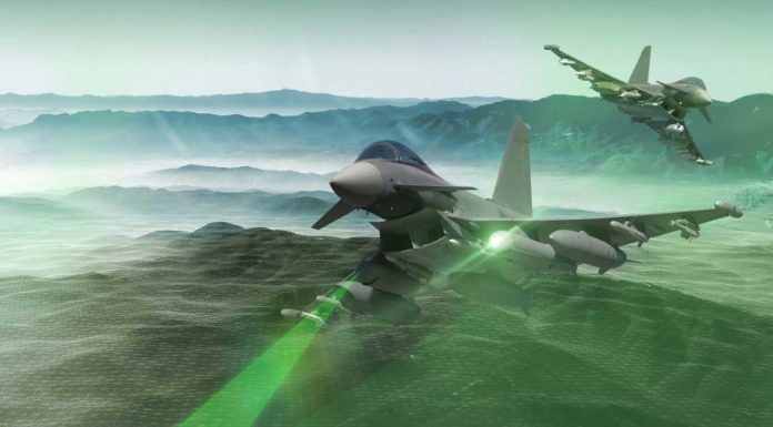 Eurofighter Typhoon: Bedeutung der elektronischen Kriegsführung Der Eurofighter Typhoon verfügt über ausgezeichnete elektronische Kampfführungsfähigkeiten im Bereich Selbstschutz und bietet eine Reihe von Erkennungs-, Identifizierungs- und Klassifizierungssystemen sowie ein breites Spektrum an Gegenmaßnahmen.