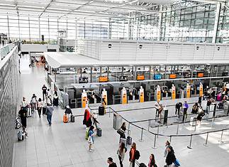 Passagiere in der zentralen Halle des Terminal 2 am Flughafen München