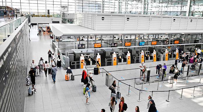 Flughafen München verzeichnet Passagierwachstum von 12,5 Prozent Passagiere in der zentralen Halle des Terminal 2 am Flughafen München