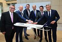 TUM und Lufthansa planen Innovationszentrum in München Von links nach rechts: Staatsminister Dr. Florian Herrmann, Leiter der Bayerischen Staatskanzlei, der Vorsitzender der Geschäftsführung der Flughafen München GmbH Jost Lammers, Bayerns Wissenschaftsminister Markus Blume, Finanzminister Albert Füracker, TUM-Präsident Prof. Thomas F. Hofmann und für die Lufthansa Group Jörg Eberhart.