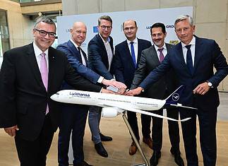 Von links nach rechts: Staatsminister Dr. Florian Herrmann, Leiter der Bayerischen Staatskanzlei, der Vorsitzender der Geschäftsführung der Flughafen München GmbH Jost Lammers, Bayerns Wissenschaftsminister Markus Blume, Finanzminister Albert Füracker, TUM-Präsident Prof. Thomas F. Hofmann und für die Lufthansa Group Jörg Eberhart.