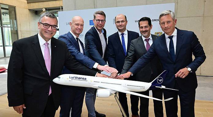 TUM und Lufthansa planen Innovationszentrum in München Von links nach rechts: Staatsminister Dr. Florian Herrmann, Leiter der Bayerischen Staatskanzlei, der Vorsitzender der Geschäftsführung der Flughafen München GmbH Jost Lammers, Bayerns Wissenschaftsminister Markus Blume, Finanzminister Albert Füracker, TUM-Präsident Prof. Thomas F. Hofmann und für die Lufthansa Group Jörg Eberhart.