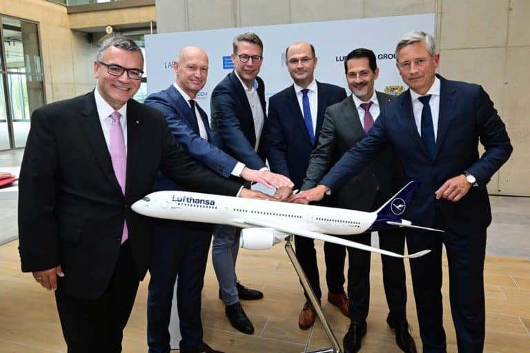 From left to right: Minister of State Dr. Florian Herrmann, Head of the Bavarian State Chancellery, CEO of Munich Airport Jost Lammers, Bavaria's Minister of Science Markus Blume, Finance Minister Albert Füracker, TUM President Prof. Thomas F. Hofmann and Jörg Eberhart for the Lufthansa Group.
