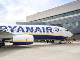Ryanair massively reduces flight offerings Ryanair planes on the apron