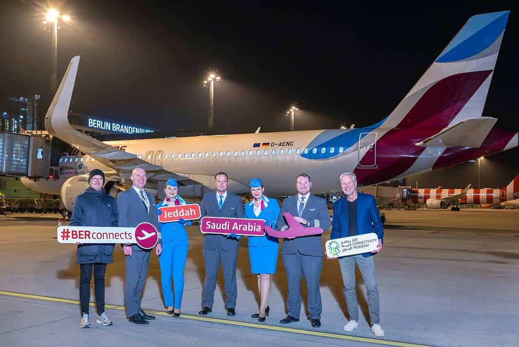 Stefan Nitert, Base Manager BER, Eurowings (1st from right) and Andreas Ley, Senior Manager Business Development Aviation, Flughafen Berlin Brandenburg GmbH (1st from left) in the middle of the crew.