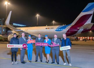 Stefan Nitert, Basemanager BER, Eurowings (1.v.r.) und Andreas Ley, Senior Manager Business Development Aviation, Flughafen Berlin Brandenburg GmbH (1.v.l.) inmitten von Crew.