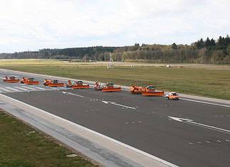 Der Winterdienst des Flughafens Hahn, aufgenommen während einer Schulung.