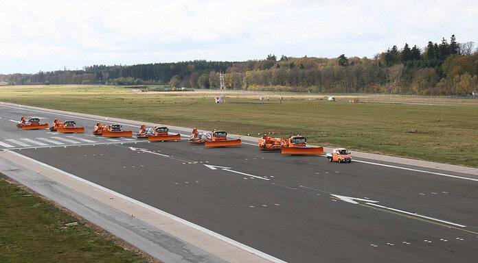 Flughafen Hahn: 35 Spezialfahrzeuge im Winterdienst Der Winterdienst des Flughafens Hahn, aufgenommen während einer Schulung.