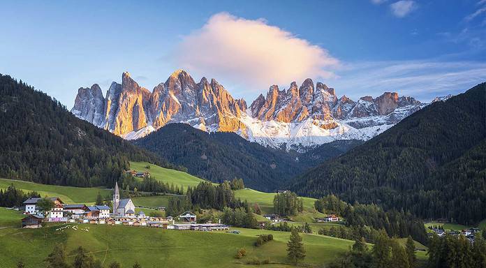 Hannover Airport startet neue Reisewelt Gebirgsgruppe der Dolomiten in Südtirol, Italien
