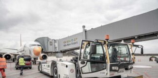 E-Flugzeugschlepper auf dem Vorfeld Köln Bonn Airport