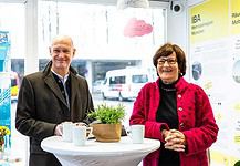 Nachhaltige Mobilität am Flughafen München – Wandercontainer eröffnet Christa Stewens (rechts), Vorsitzende des Nachbarschaftsbeirats Flughafen München, und Jost Lammers (links), Vorsitzender der Geschäftsführung der Flughafen München GmbH, haben den Wandercontainer der IBA-Projektinitiative des Nachbarschaftsbeirats eröffnet.