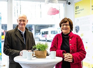 Christa Stewens (rechts), Vorsitzende des Nachbarschaftsbeirats Flughafen München, und Jost Lammers (links), Vorsitzender der Geschäftsführung der Flughafen München GmbH, haben den Wandercontainer der IBA-Projektinitiative des Nachbarschaftsbeirats eröffnet.
