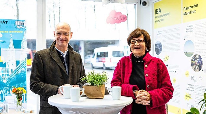 Nachhaltige Mobilität am Flughafen München – Wandercontainer eröffnet Christa Stewens (rechts), Vorsitzende des Nachbarschaftsbeirats Flughafen München, und Jost Lammers (links), Vorsitzender der Geschäftsführung der Flughafen München GmbH, haben den Wandercontainer der IBA-Projektinitiative des Nachbarschaftsbeirats eröffnet.