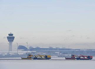 Winterdienst bei Eisregen am Flughafen München.