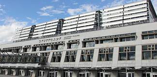 Blick vom Vorfeld auf das Gebäude des Terminal 1 am Flughafen Stuttgart (Manfred Rommel Airport)