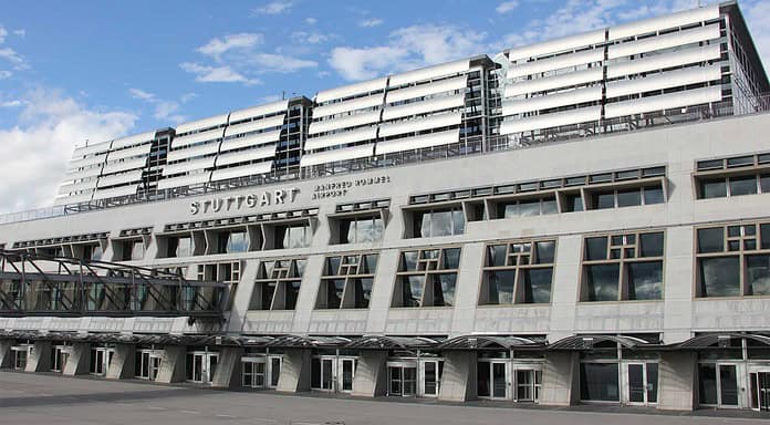 DFS plant ILS Präzisionsmessungen am Flughafen Stuttgart Blick vom Vorfeld auf das Gebäude des Terminal 1 am Flughafen Stuttgart (Manfred Rommel Airport)