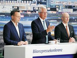 Fraport Bilanzpressekonferenz Q3/9M 2024: (vlnr.) Jürgen Harrer Leiter der Unternehmenskommunikation, Dr. Stefan Schulte Vorsitzender des Vorstands, Prof. Dr. Matthias Zieschang Vorstand Controlling und Finanzen