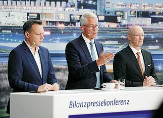Fraport Bilanzpressekonferenz Q3/9M 2024: (vlnr.) Jürgen Harrer Leiter der Unternehmenskommunikation, Dr. Stefan Schulte Vorsitzender des Vorstands, Prof. Dr. Matthias Zieschang Vorstand Controlling und Finanzen
