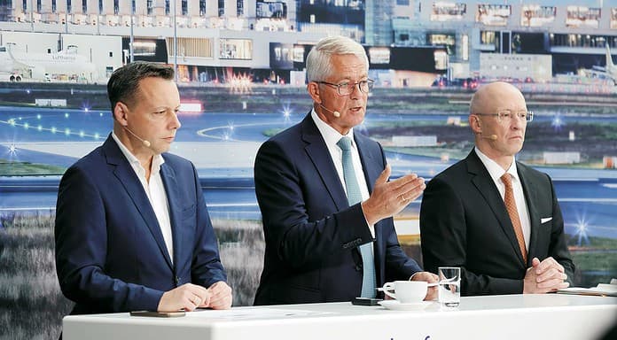 Fraport steigert Umsatz und EBITDA deutlich Fraport Bilanzpressekonferenz Q3/9M 2024: (vlnr.) Jürgen Harrer Leiter der Unternehmenskommunikation, Dr. Stefan Schulte Vorsitzender des Vorstands, Prof. Dr. Matthias Zieschang Vorstand Controlling und Finanzen