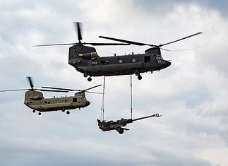Eine CH-47F Block II Chinook der US-Armee führt zusammen mit einem CH-47F Block I-Flugzeug einen Schleuderbelastungstest durch.