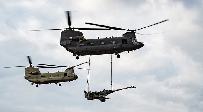 U.S. Army erweitert CH-47F-Flotte mit Boeing Eine CH-47F Block II Chinook der US-Armee führt zusammen mit einem CH-47F Block I-Flugzeug einen Schleuderbelastungstest durch.