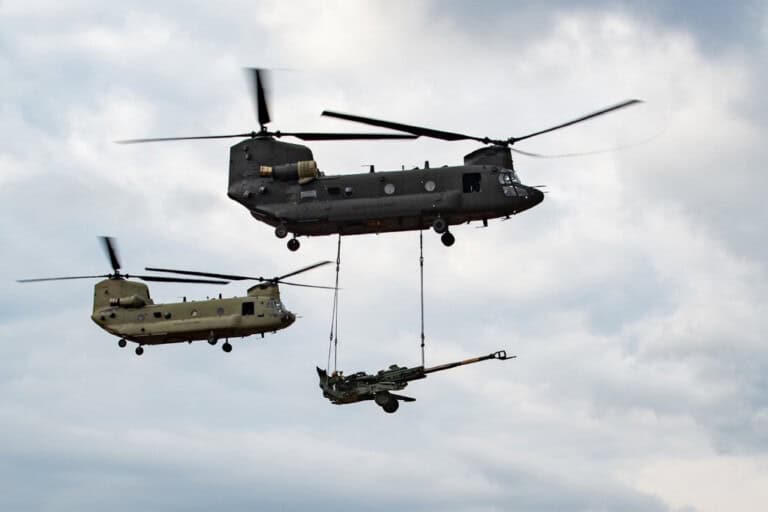 Eine CH-47F Block II Chinook der US-Armee führt zusammen mit einem CH-47F Block I-Flugzeug einen Schleuderbelastungstest durch.