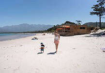 Flugreisen und Ferienerlebnisse für jede Generation Calvi-Strand