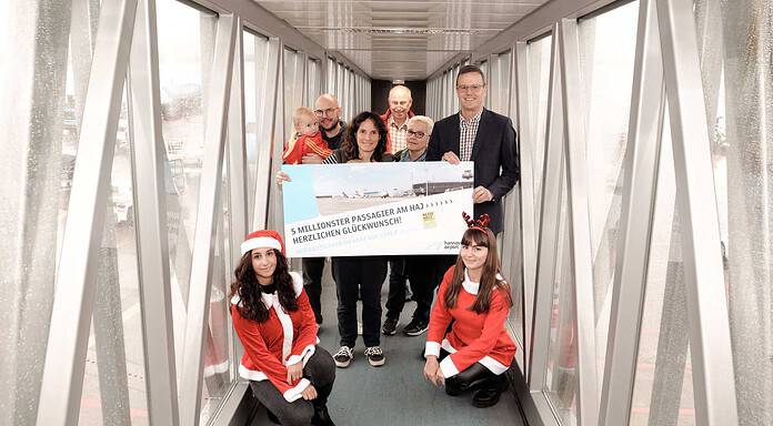 Hannover Airport feiert Passagierrekord mit 5-millionstem Fluggast Flughafen Hannover HAJ feiert 5-millonsten Fluggast