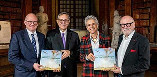 Vlnr: Flughafen Wien-Vorstände Julian Jäger und Günther Ofner, Autor Thomas Brezina und Verleger/Fotograf Lois Lammerhuber präsentieren das Buch „Der Traum vom Fliegen“
