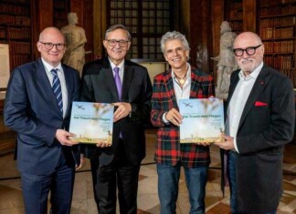 Vlnr: Flughafen Wien-Vorstände Julian Jäger und Günther Ofner, Autor Thomas Brezina und Verleger/Fotograf Lois Lammerhuber präsentieren das Buch „Der Traum vom Fliegen“