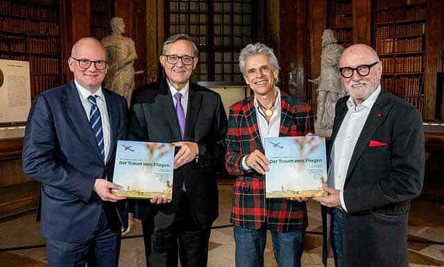 Flughafen Wien: Kunstband feiert Traum vom Fliegen Vlnr: Flughafen Wien-Vorstände Julian Jäger und Günther Ofner, Autor Thomas Brezina und Verleger/Fotograf Lois Lammerhuber präsentieren das Buch „Der Traum vom Fliegen“