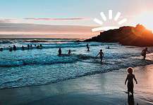 Beliebteste und günstigste Reiseziele im Dezember Sonnenuntgergang am Strand