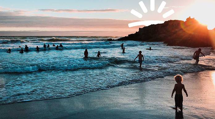 Beliebteste und günstigste Reiseziele im Dezember Sonnenuntgergang am Strand