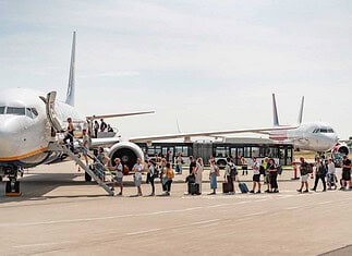 Passagiere am Flughafen Memmingen