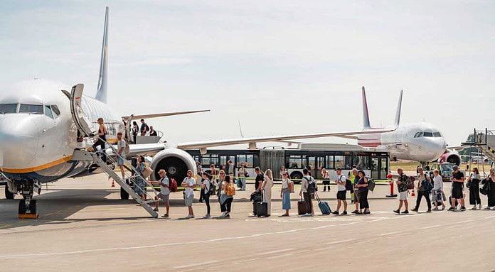 Flughafen Memmingen: Rekordjahr mit 14,8 Prozent Passagierplus Passagiere am Flughafen Memmingen